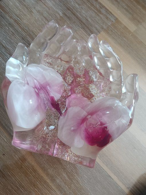 Main orchidée